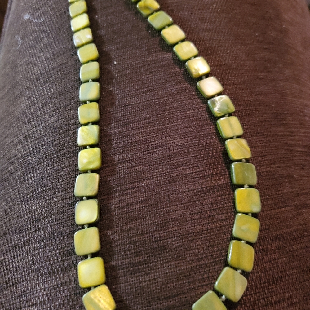 Green stone choker necklace